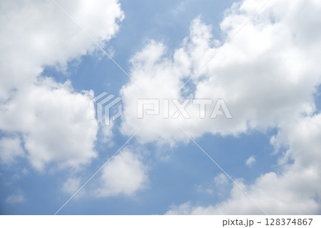 夏の空 淡い空 青空 晴れ 7月 イメージ 128374867