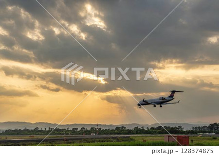 夕暮れの仙台空港　着陸中の飛行機　宮城県名取市 128374875
