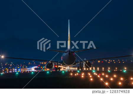 夜の仙台空港　離陸中の飛行機　宮城県名取市 128374928