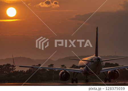 夕暮れの仙台空港　離陸中の飛行機　宮城県名取市 128375039