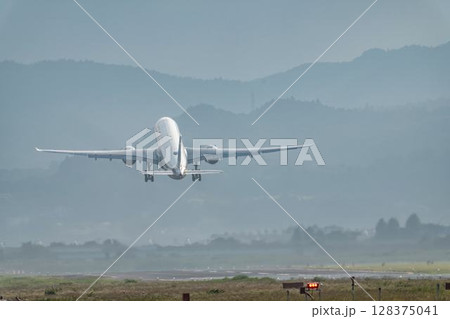 夕暮れの仙台空港 離陸中の飛行機 宮城県名取市 夕暮れの仙台空港 離陸中の飛行機 宮城県名取市 128375041