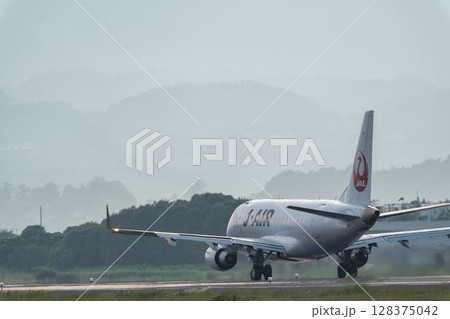 夕暮れの仙台空港　離陸中の飛行機　宮城県名取市 128375042