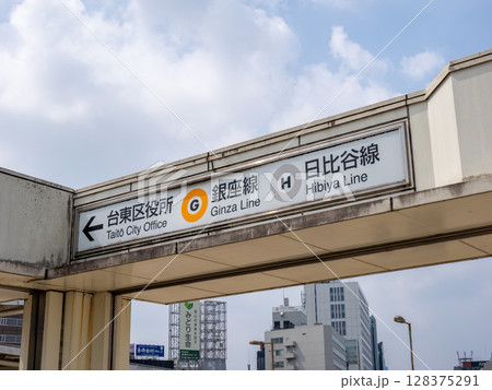 JR上野駅 パンダ橋口の地下鉄乗り換え案内表示 128375291