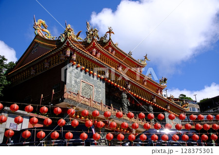 真夏の青空に映える寺院 128375301