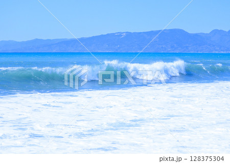 青い海と砕ける波頭 128375304