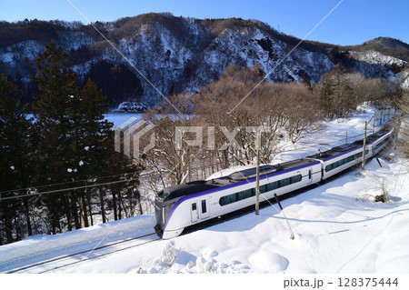 雪晴れの大糸線を走るE353系特急あずさ 128375444