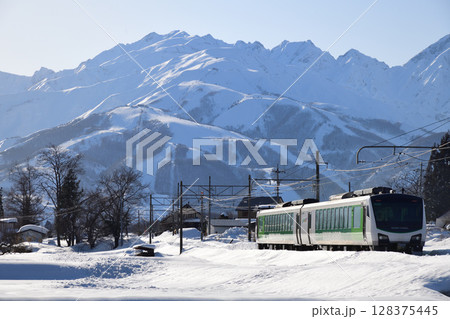 八方尾根スキー場をバックに走るリゾートビューふるさと 八方尾根スキー場をバックに走るリゾートビューふるさと 128375445