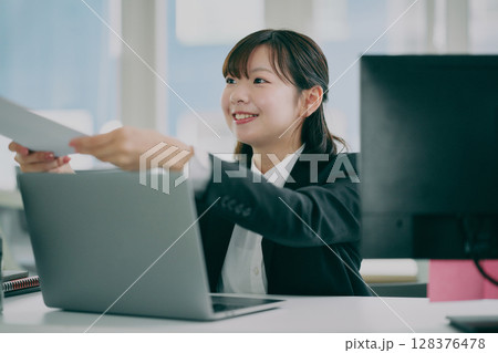 スーツで働く女性 128376478