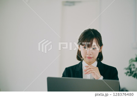 スーツで働く女性 スーツで働く女性 128376480