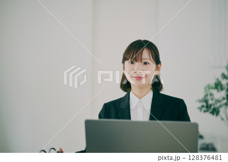 スーツで働く女性 128376481
