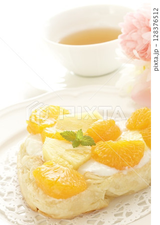 みかんとパイナップルとヨーグルトのフルーツデニッシュでティータイム 128376512