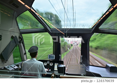 しまかぜ先頭車両からの流れる車窓 128376639