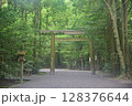 伊勢神宮　静寂に包まれた早朝の鳥居 128376644