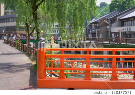 湯村温泉の街並み 繁栄橋 128377571