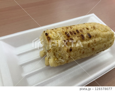 かじった焼きとうもろこし かじった焼きとうもろこし 128378077