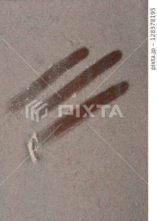 Layer of light gray dust with parallel marks 128378195