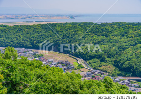 （佐賀県）祐徳稲荷神社　奥の院から見下ろす景色 128378295