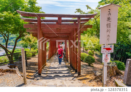 (佐賀県)祐徳稲荷神社 奥の院 参道の赤鳥居 (佐賀県)祐徳稲荷神社 奥の院 参道の赤鳥居 128378351