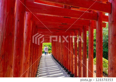 (佐賀県)祐徳稲荷神社 奥の院 参道の赤鳥居 (佐賀県)祐徳稲荷神社 奥の院 参道の赤鳥居 128378353