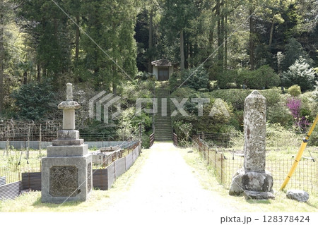 山間にひっそりと建つ仏祠 128378424
