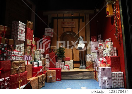 フィンランド・ロヴァニエミ、サンタクロース村のプレゼント フィンランド・ロヴァニエミ、サンタクロース村のプレゼント 128378484