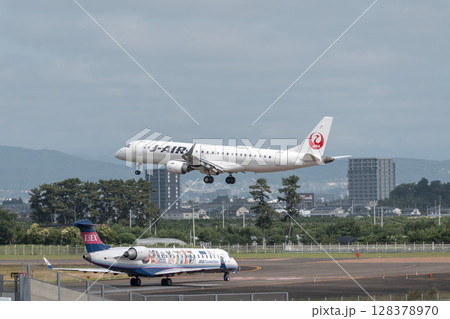 朝の仙台空港 着陸中の飛行機 宮城県名取市 朝の仙台空港 着陸中の飛行機 宮城県名取市 128378970