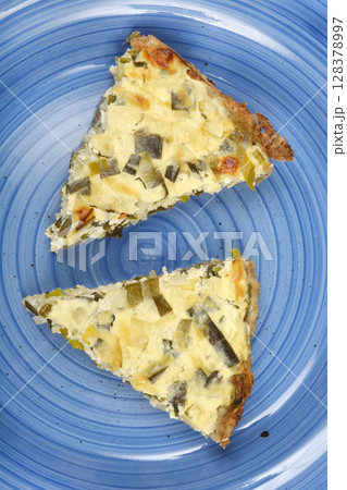 Cheese and leek quiche 128378997