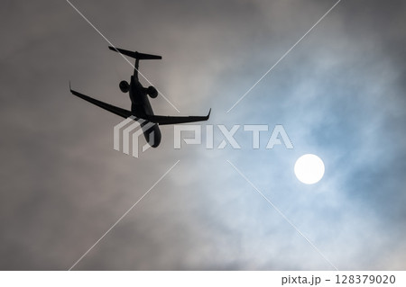 朝の仙台空港　離陸中の飛行機　宮城県名取市 128379020