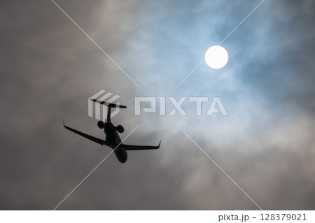 朝の仙台空港　離陸中の飛行機　宮城県名取市 128379021