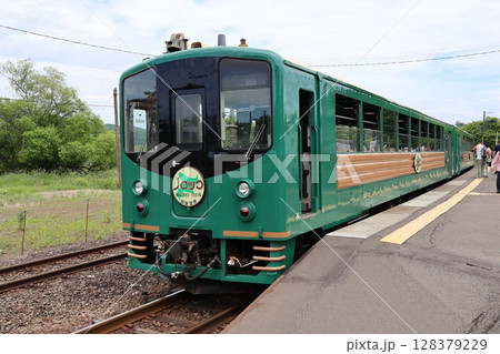 JR釧網本線・塘路駅のホームに停車するくしろ湿原ノロッコ号 128379229