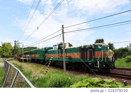 JR釧網本線・塘路駅のホームに停車するくしろ湿原ノロッコ号 128379230