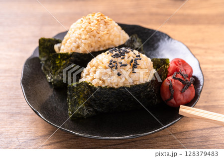 玄米おにぎり 玄米おにぎり 128379483