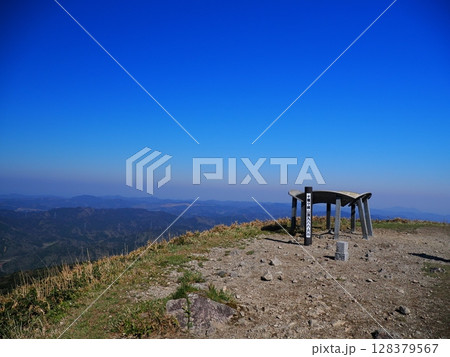 十種ヶ峰山頂の風景 128379567
