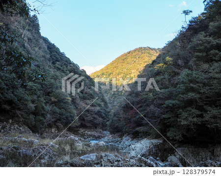 長門峡と阿武川 128379574
