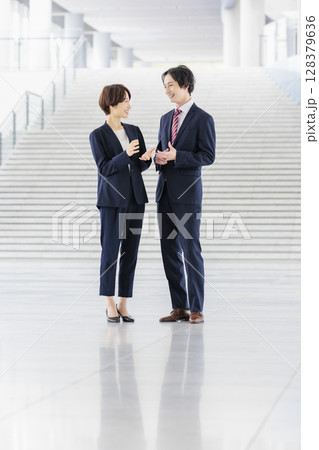 スーツを着た男女ビジネスパーソン スーツを着た男女ビジネスパーソン 128379636