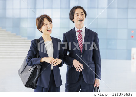 スーツを着た男女のビジネスチーム 128379638