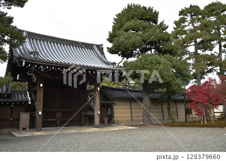 秋の京都大宮御所 正門(京都市上京区) 秋の京都大宮御所 正門(京都市上京区) 128379660