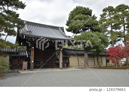 秋の京都大宮御所 正門(京都市上京区) 秋の京都大宮御所 正門(京都市上京区) 128379661