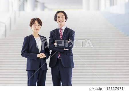スーツを着た男女ビジネスパーソン 128379714