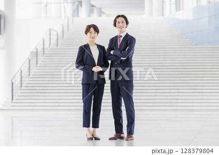 スーツを着た男女ビジネスパーソン 128379804