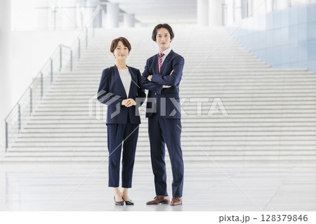 スーツを着た男女ビジネスパーソン 128379846