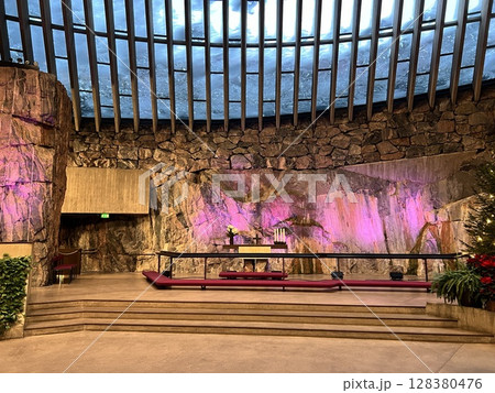 ヘルシンキ　テンペリアウキオ教会 128380476