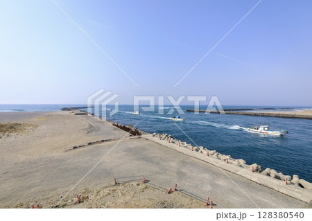 浜松市、浜名湖の今切口から眺める遠州灘 128380540