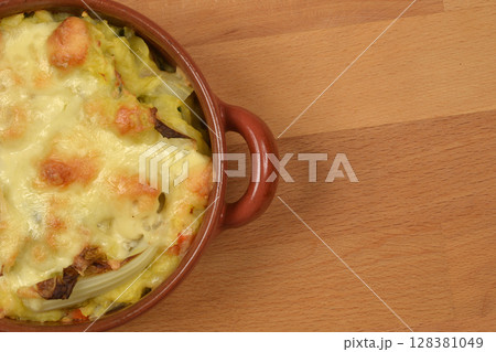 Baked cauliflower gratin with cheese 128381049