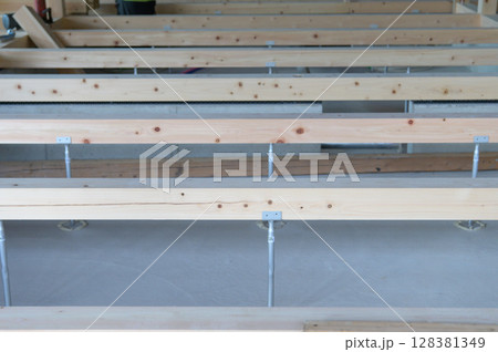 住宅建築中の床下構造 128381349