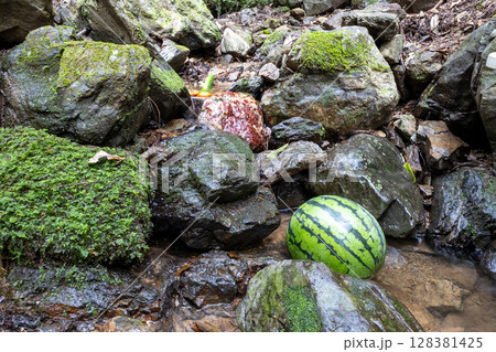渓流の流れで冷やしているスイカ 128381425