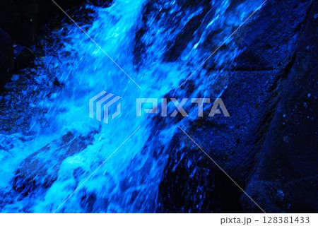 カラー　川　水　石　岩（2025年7月登録） 128381433