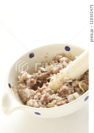 イワシのつみれ団子の下ごしらえ 128381475