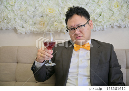 飲み過ぎて気持ち悪くなる男性 128381612