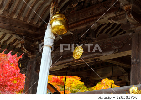 紅葉に染まる鍬山神社 128381758